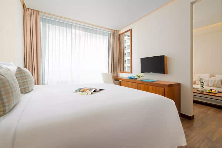 La chambre principale et l'entrée du salon.