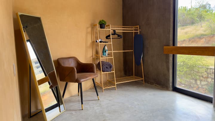 Svetlá a priestranná izba s manželskou posteľou.

K dispozícii je žehlička, sušič vlasov, prikrývky a veľké zrkadlo.

Okná majú zatemňovacie závesy, aby ste si mohli vychutnať pokojný odpočinok.