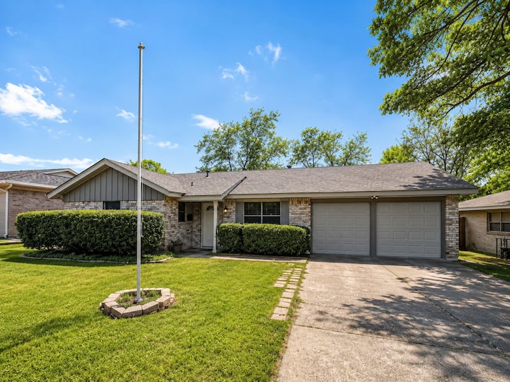 Spacious Euless Stay  4br Home W/ Yard + Garage! - Euless, TX