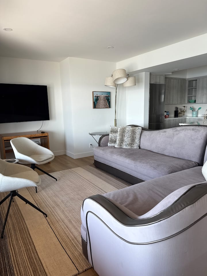 Halfmoon Waterfront 2-bedroom Suite - Sunshine Coast