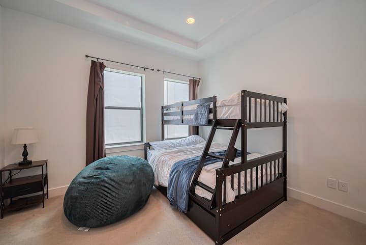 Две единични легла с колела. 3 легла в тази стая.