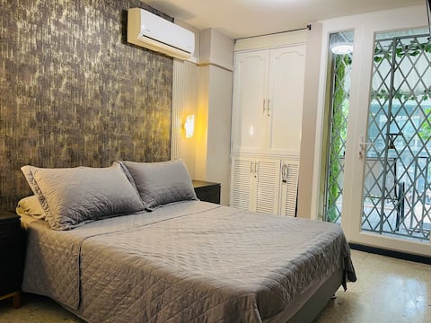 Popular Airbnb listing: Suite with Private Balcony in Granada in Versalles