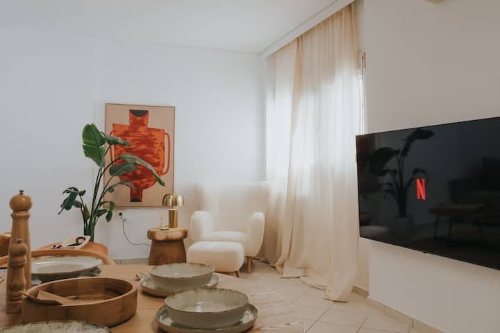 The Boho Blue ground floor apartment, courtyard with a view!