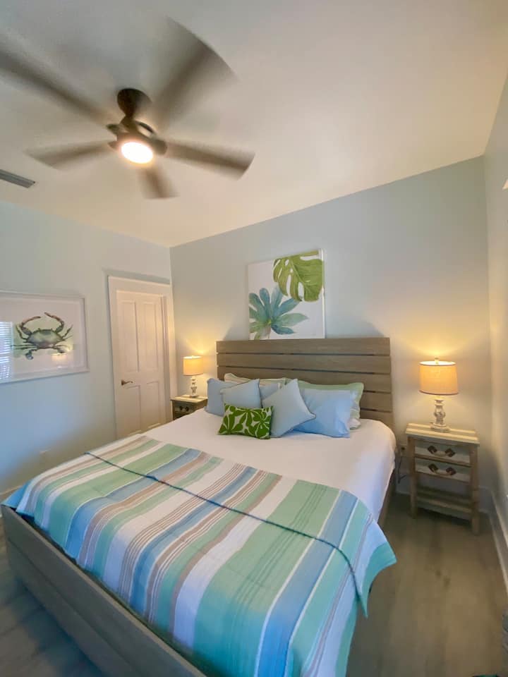 Отпуснете се в просторната голяма спалня с удобно двойно легло, нощни шкафчета, вентилатор на тавана и смарт телевизор. Излезте на закритата тераса, за да се насладите на допълнителни места за сядане и релаксиращо легло за отдих – идеално за сутрешно кафе или вечерно отпускане