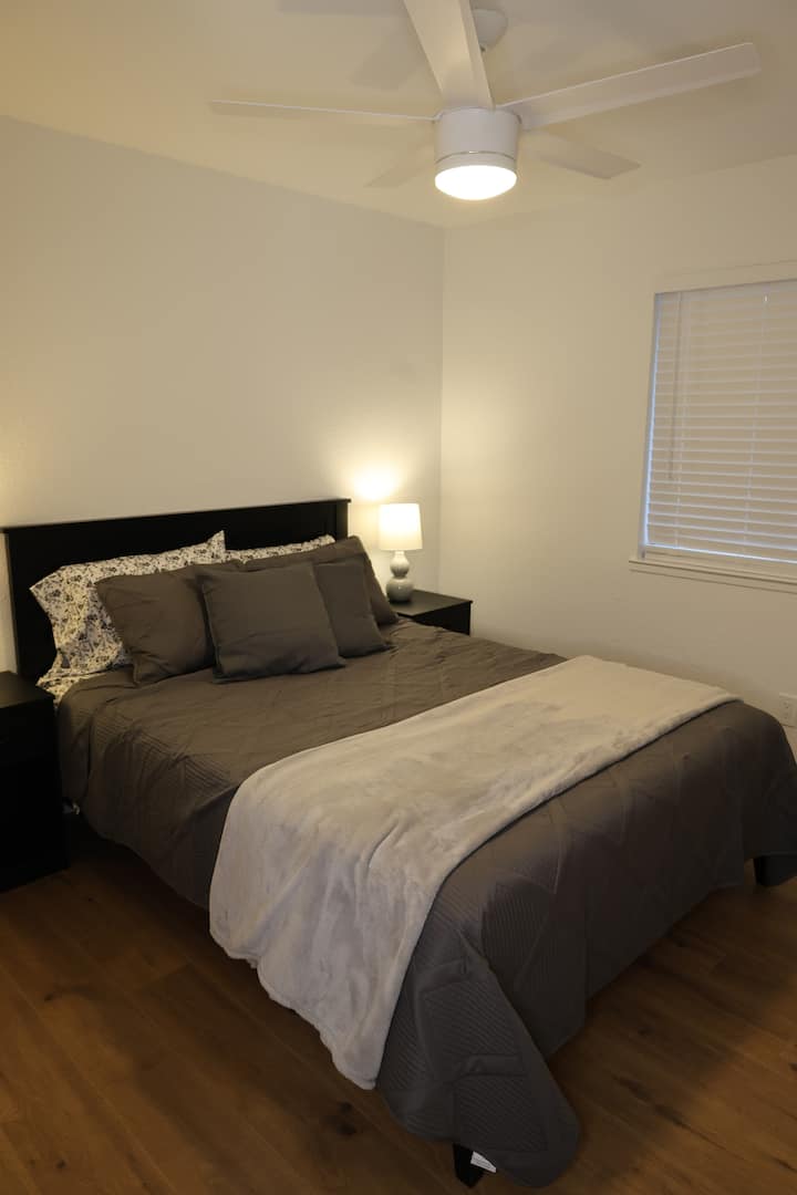 Kitanda aina ya Queen. Hulala 2.