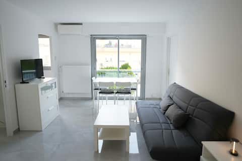 Popular Airbnb listing: New studio with balcony, 100 m from the beach in Vallauris