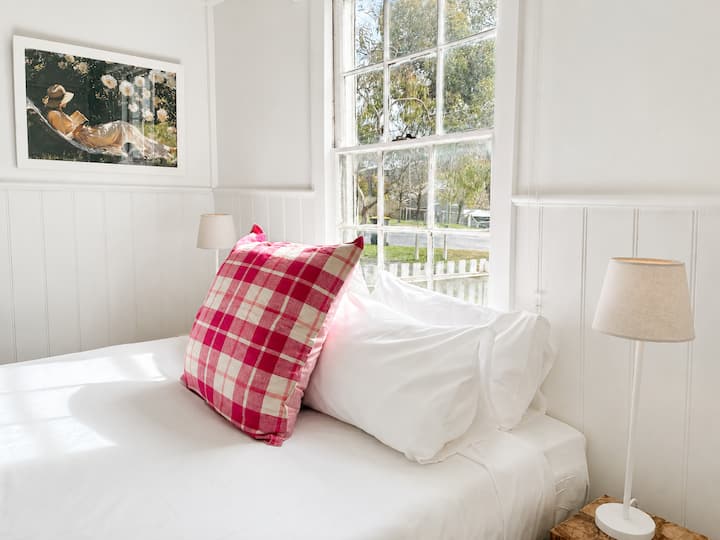 Dormitorio 1 
Cama de matrimonio con baño privado.