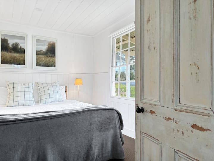 Segundo dormitorio con cama tamaño queen y baño privado.  Perfecto para parejas o amigos.
La cama de matrimonio se puede dividir en 2 individuales.