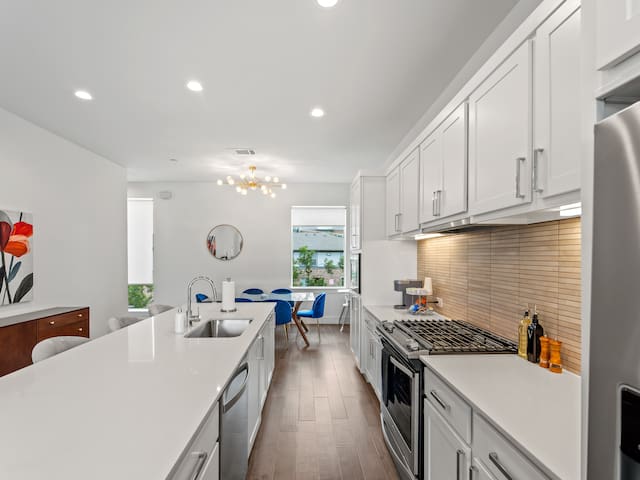 Modern Dallas Townhome | Rooftop City View