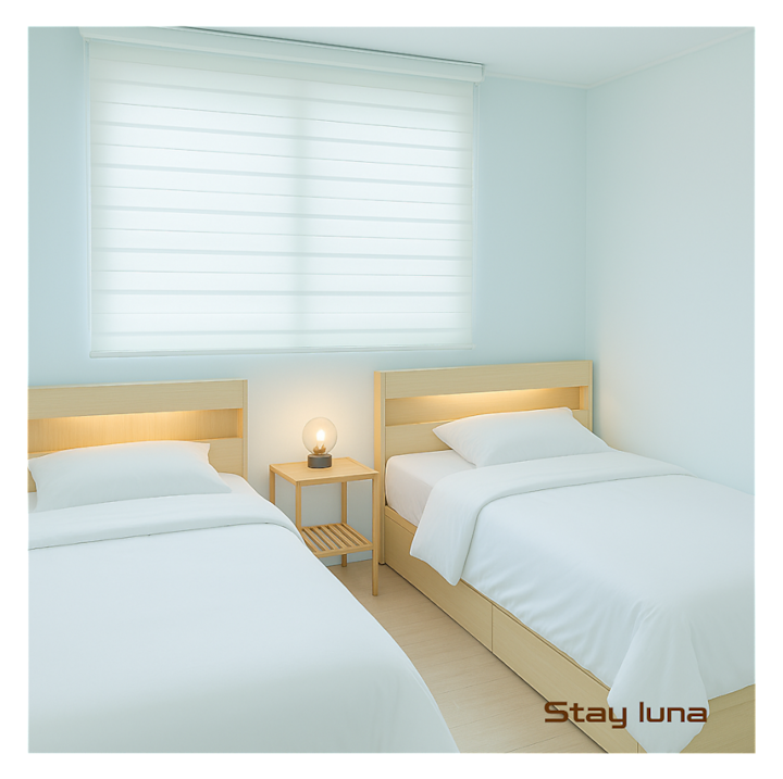 سرير فردي كبير وواسع بما يكفي لشخص واحد للاستلقاء
إنها غرفة مدخل مع مدخلين جنبًا إلى جنب.
طاولة كبيرة مناسبة للدراسة أو الاستخدام المكتبي
وهي متاحة للاستخدامات المتعددة.

سرير متين يدعم الخصر جيدًا
من المريح وجود إضاءة ومنافذ في الرأس
تتميز الطاولة الجانبية الزجاجية بين الأسرة بإضاءة جميلة
من السهل تخزين المستلزمات
يمكنك تخزين الكثير في درج السرير
توجد علاقة خشبية، لذلك من السهل تخزين الملابس الخارجية.