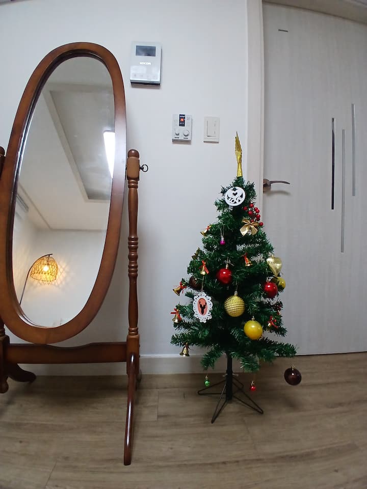 عيد الميلاد قادم وشجرة لطيفة
لقد قمت بتزيينه. أتمنى لك عيد ميلاد سعيد. ♡♡◇