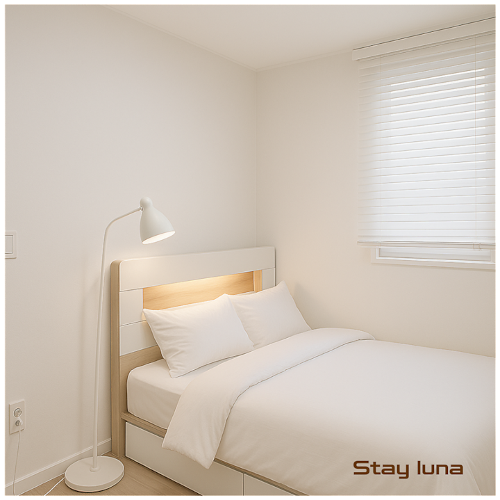 مع سرير كوين متين 
إنها غرفة نوم واسعة ومريحة.
هناك وحدة تحكم على شكل مدفأة، لذلك فهي رومانسية. 

الإضاءة على رأس السرير
من المناسب وجود منفذ.
يمكن تخزينه في درج السرير.
هناك مساحة تخزين كبيرة للشماعات الخشبية.

إذا فتحت الباب، ستجد غرفة الغسيل.