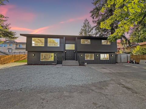 Sleep 17, 8 Rooms, 4 bath, 2 Units