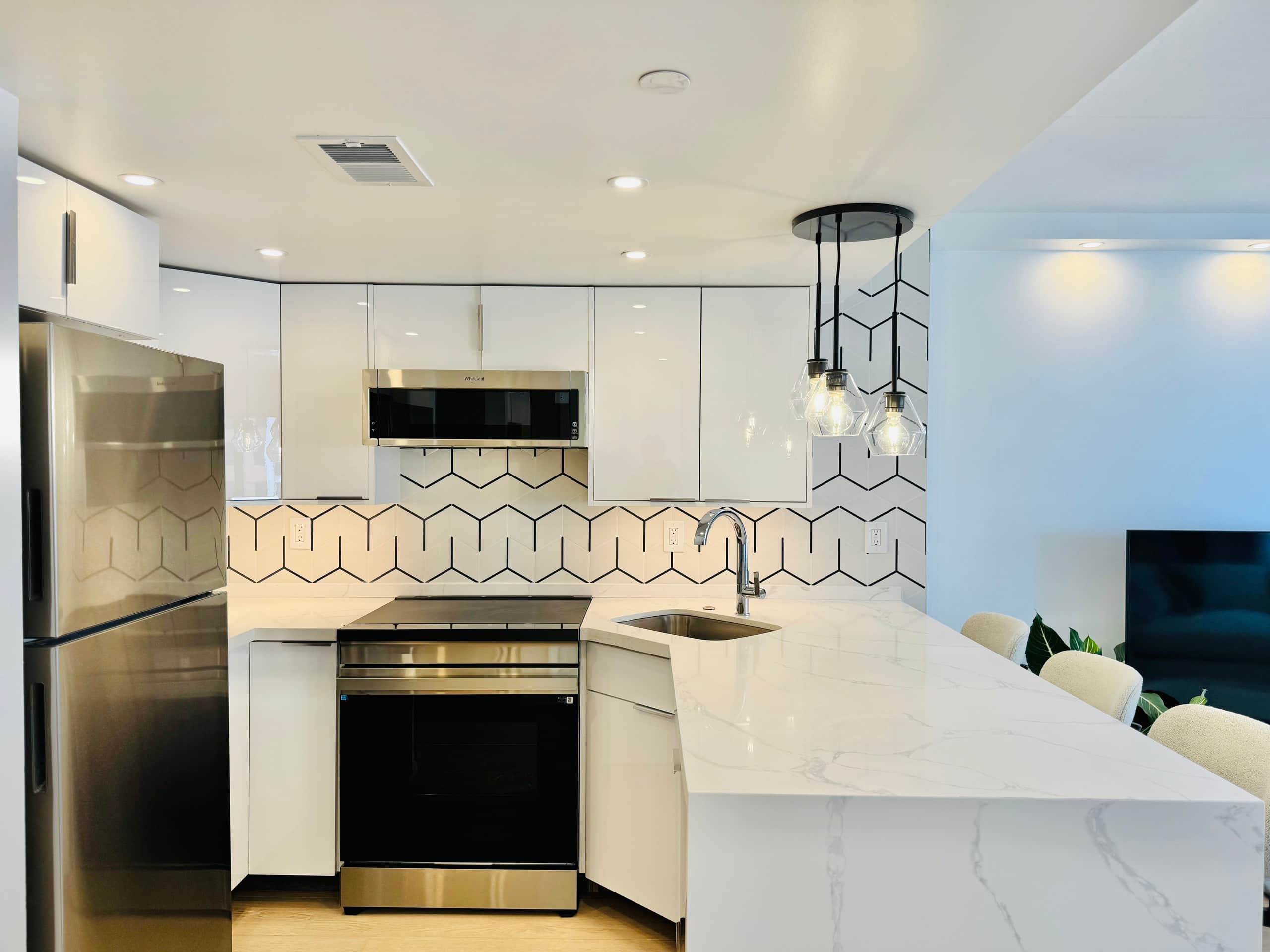 Condo in Honolulu · ★4.95 · 1 bedroom · 2 beds · 1 private bath - Image 28