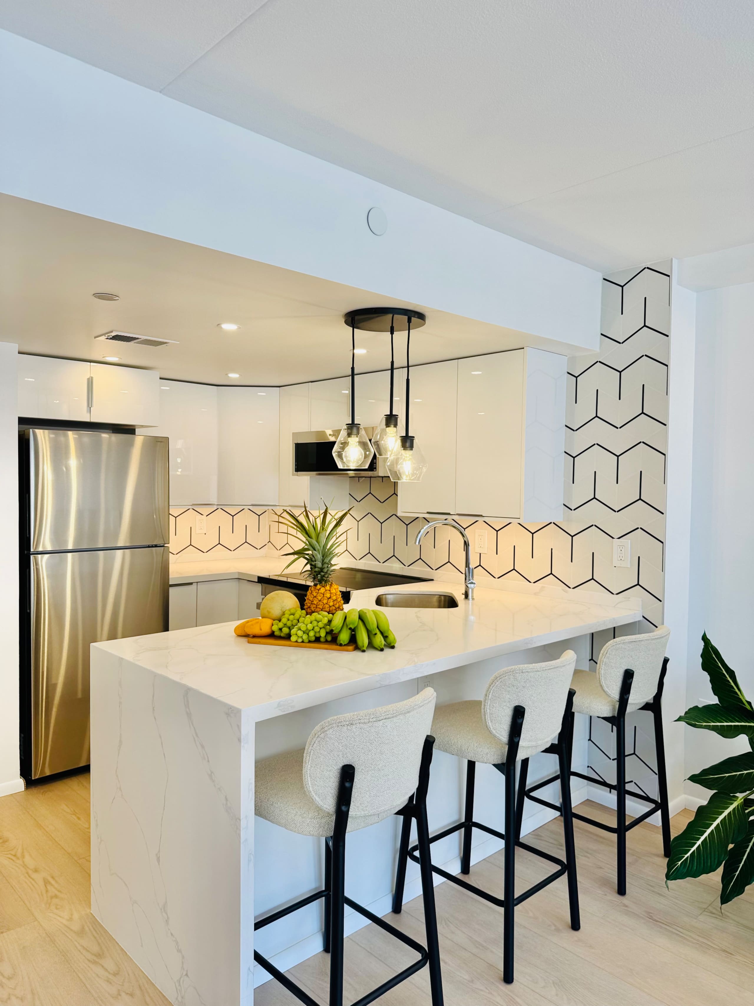 Condo in Honolulu · ★4.95 · 1 bedroom · 2 beds · 1 private bath - Image 29