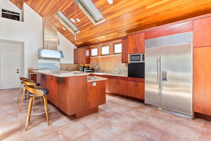 Chic and Spacious Home in Glendale gallery image 4