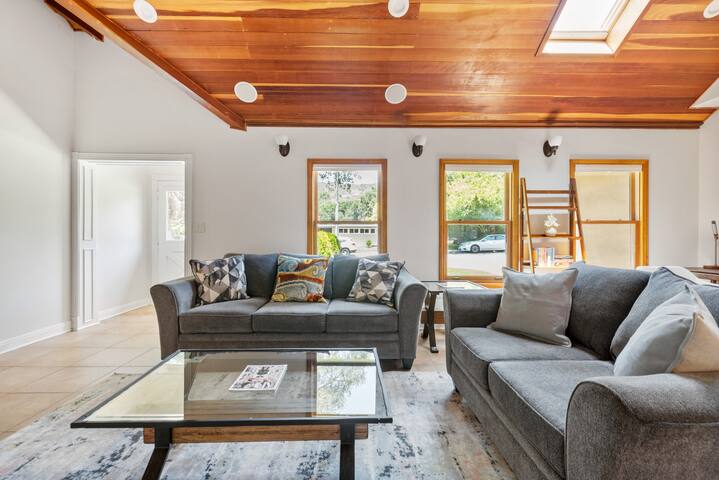 Chic and Spacious Home in Glendale gallery image 3