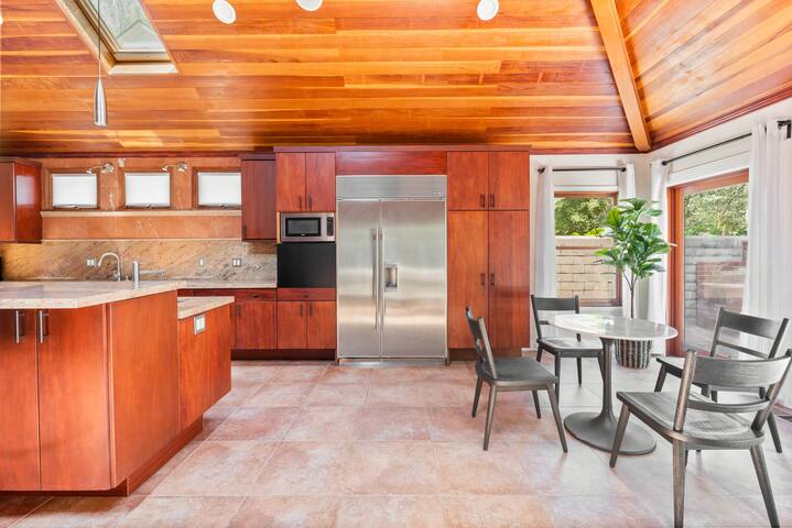 Chic and Spacious Home in Glendale gallery image 5