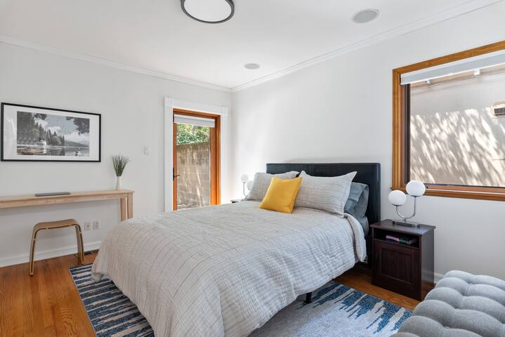 Chic and Spacious Home in Glendale gallery image 2