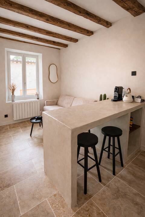 Successful Airbnb property: Casa Ibiza: patio and 2 min to metro! in Oullins