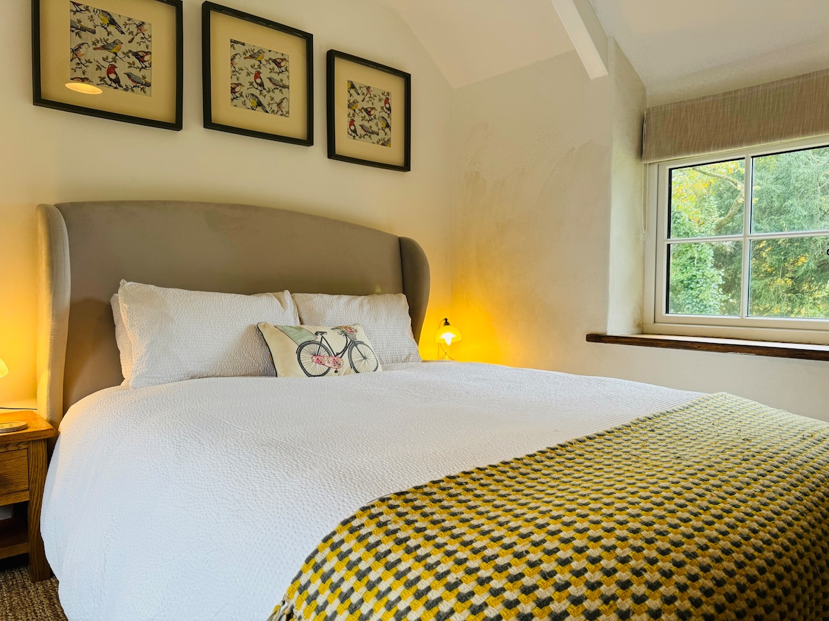 Spavaća soba s bračnim krevetom, dva panoramska prozora i kaminom