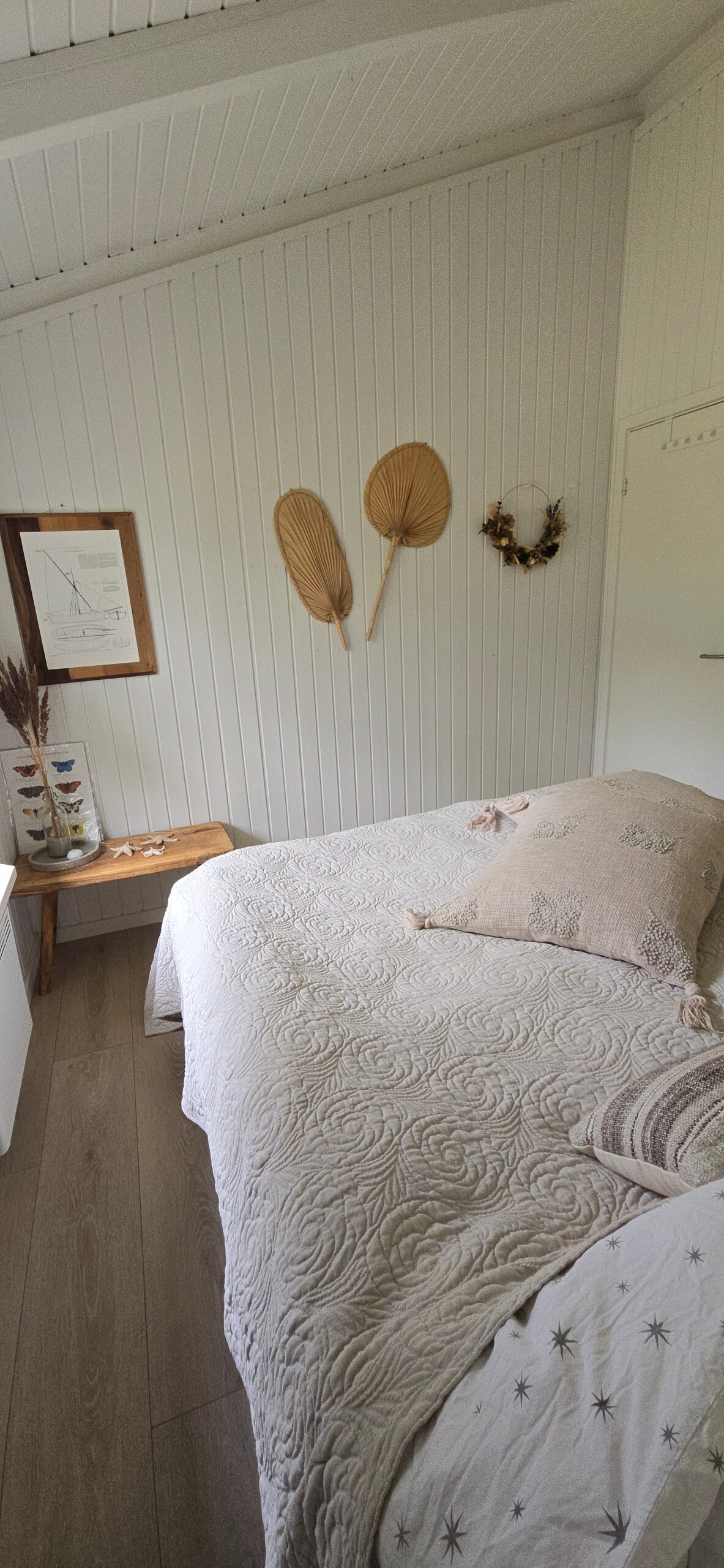 En el dormitorio, hay una cama grande y encantadora. La habitación está decorada de manera acogedora en el mejor estilo de casa de campo. 