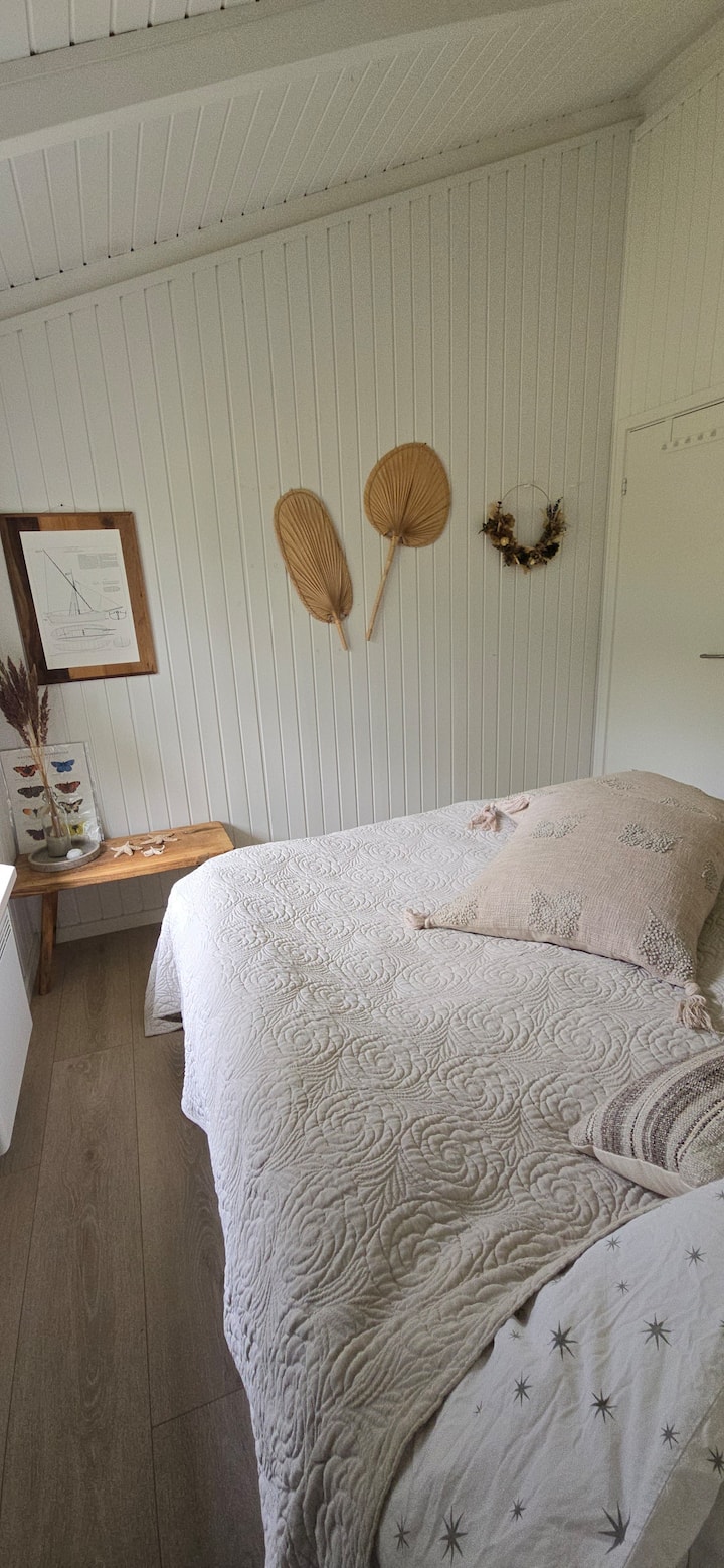 En el dormitorio, hay una cama grande y encantadora. La habitación está decorada de forma acogedora en el mejor estilo de casa de campo. 