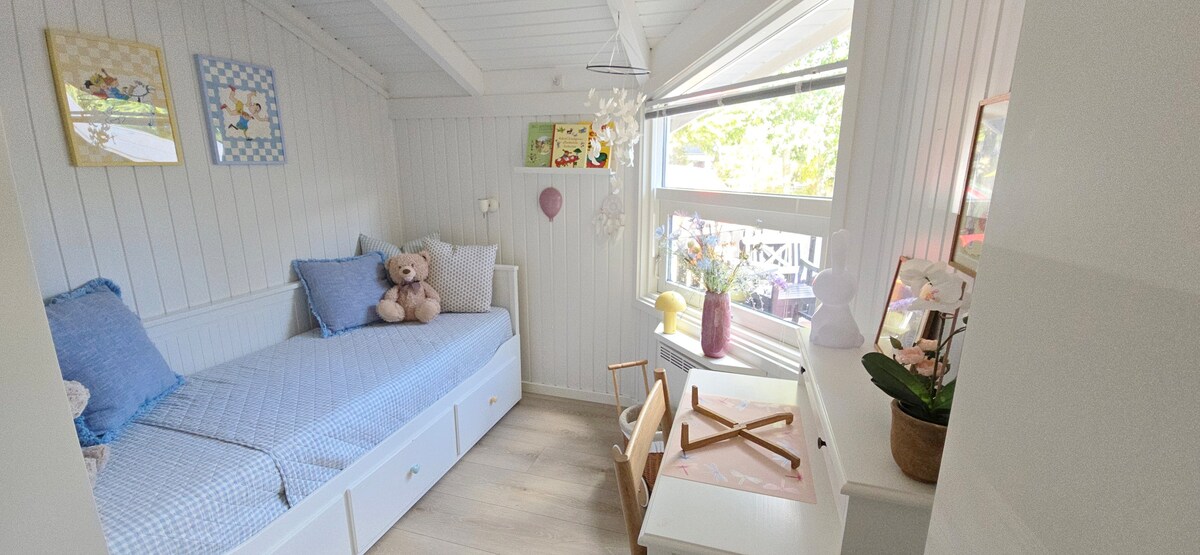 La primera habitación está decorada como una habitación para niños. En el armario, hay juguetes, y debajo de la cama, hay libros y ositos de peluche. También hay un pequeño escritorio para dibujar o trabajar. El sofá cama se puede convertir fácilmente en una cama doble.
