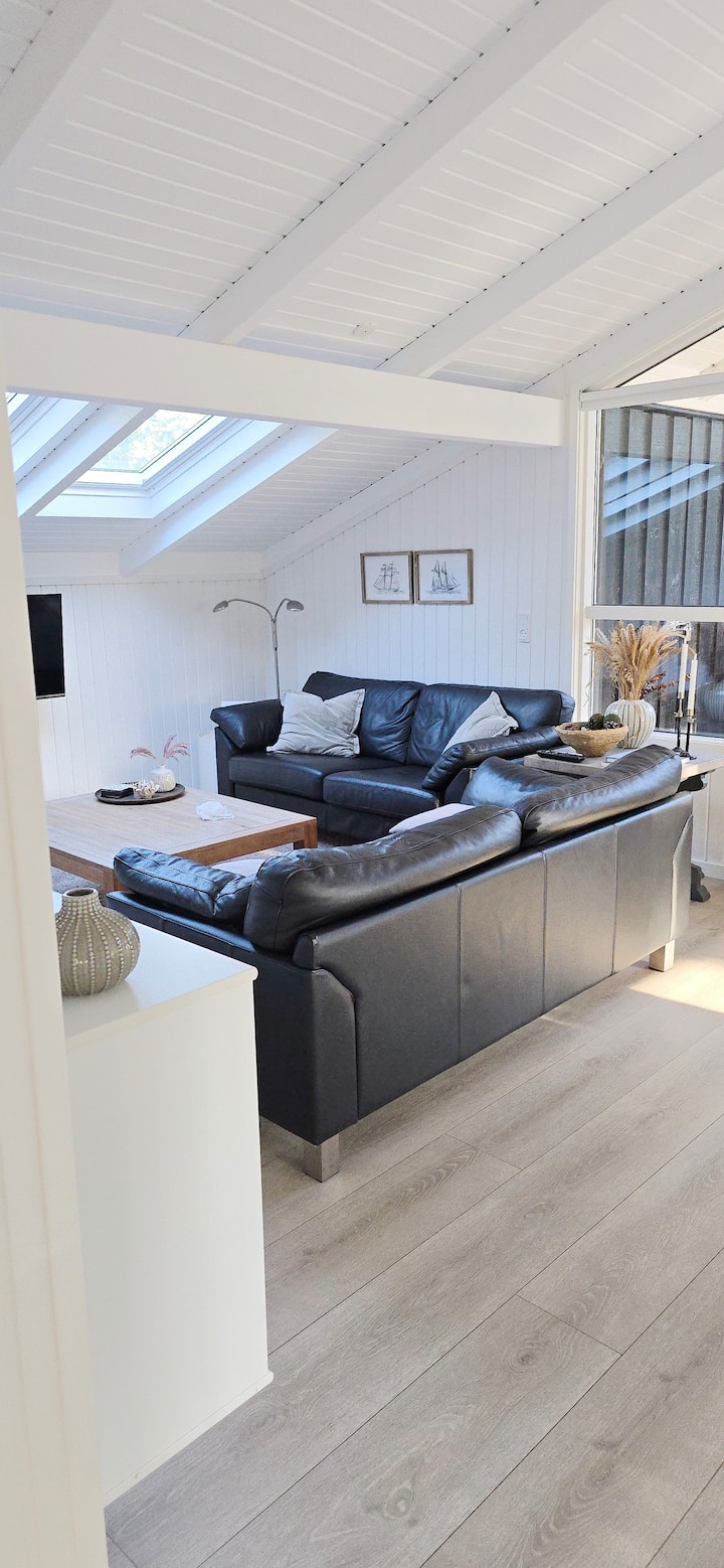 En el salón hay una pequeña televisión con Chromecast, cómodos sofás y un colchón en el suelo en caso de que haya necesidad de camas supletorias.