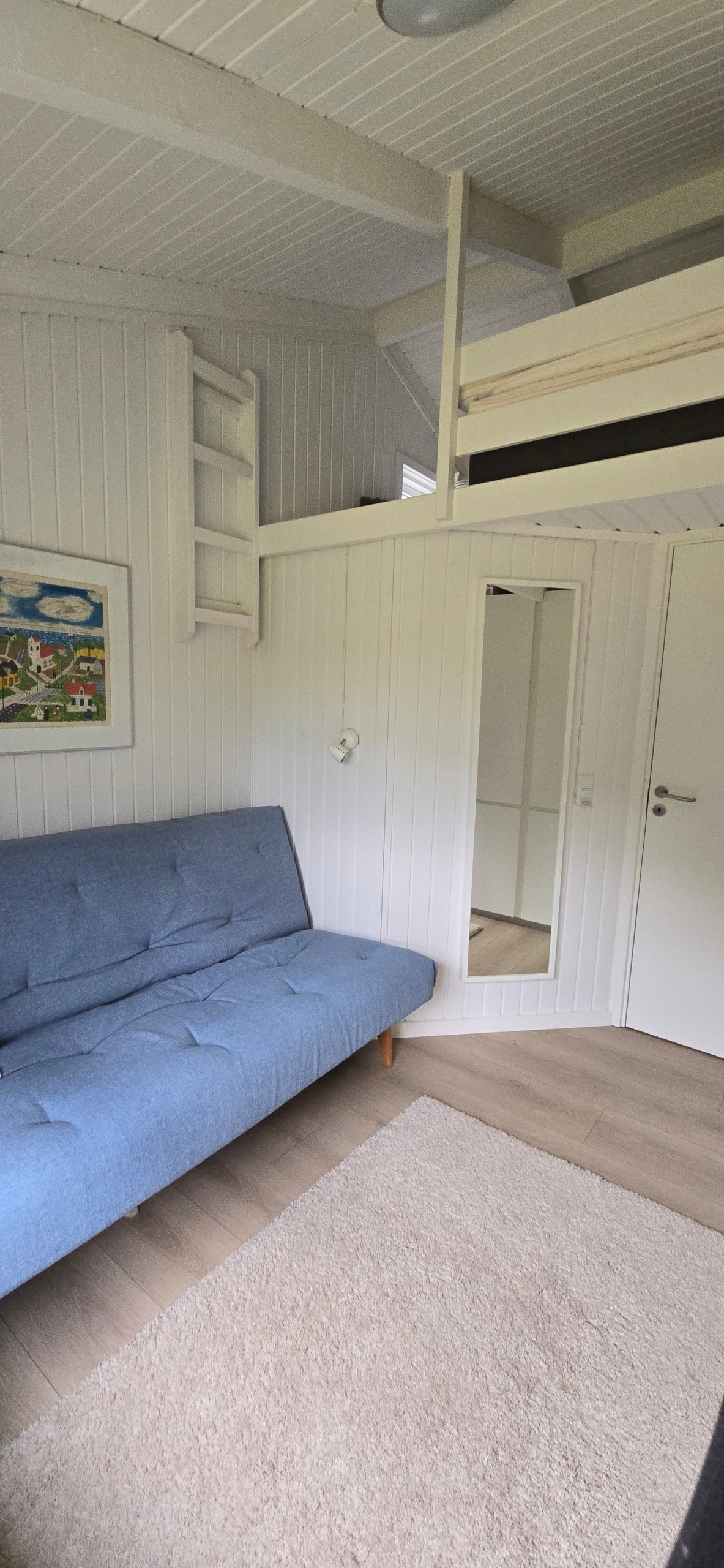 Esta habitación tiene un sofá cama que se convierte en una cama tamaño queen cuando se despliega. En los armarios, hay espacio para la ropa, y también encontrarás una plancha, un perchero y una aspiradora. Hay acceso al loft, donde hay dos camas adicionales.