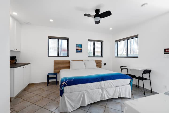 Cozy Queen Studio + Kitchenette | Walkable - Hollywood, FL