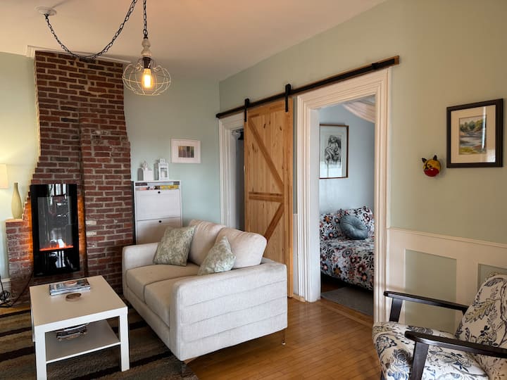 Toisessa makuuhuoneessa on verho ja liukuovi