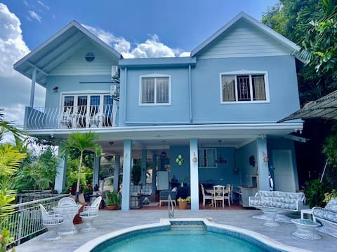 "Havenhill" is a scenic & happening Escape for 7!