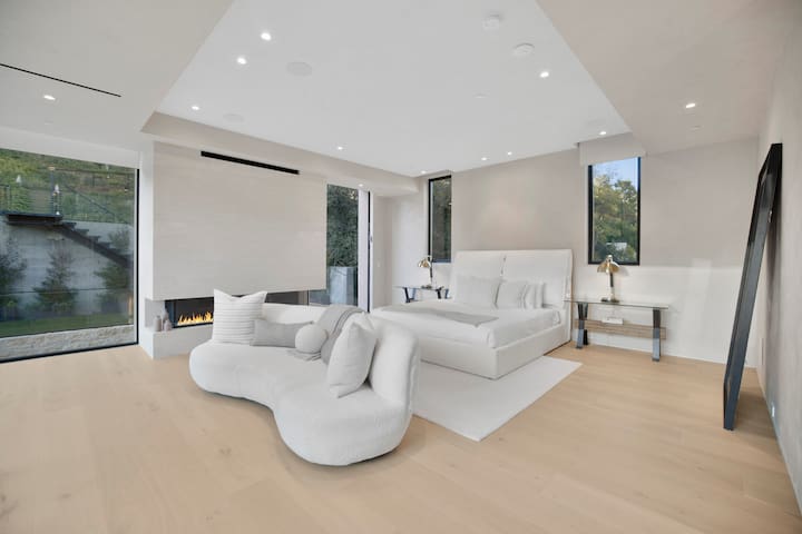 Hutton Villa: 5BR Retreat in Iconic BH Oasis