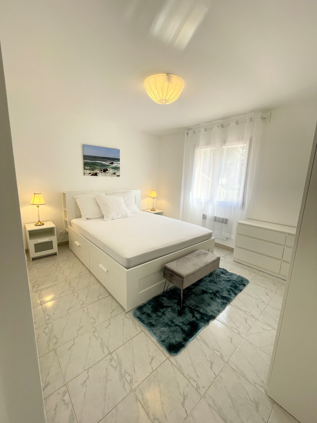 Пространа соба од повеќе од 15 м2 и многу светло, мирно место за одмор во мир по плажата, реката или планинската прошетка.