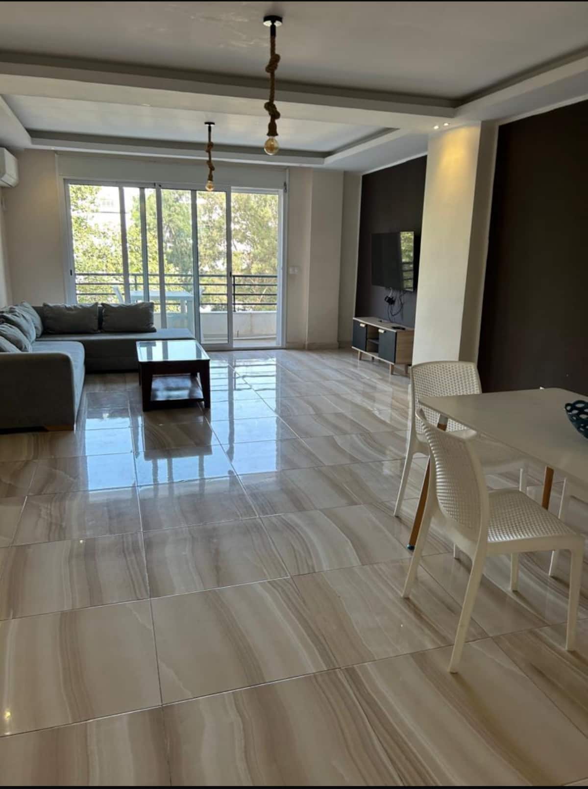 Appartement 3 chambres — suite parentale, vue piscine — Salle à manger