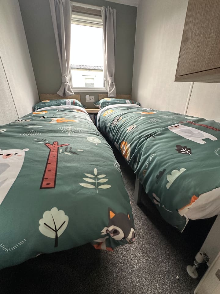 Gemütliche Einzelbetten, Kleiderschrank mit Regal und Hängeplatz.