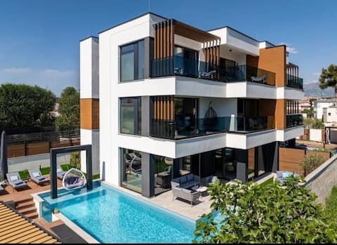 Stunning Villa-Elements,Walk to BEACH,Private Pool