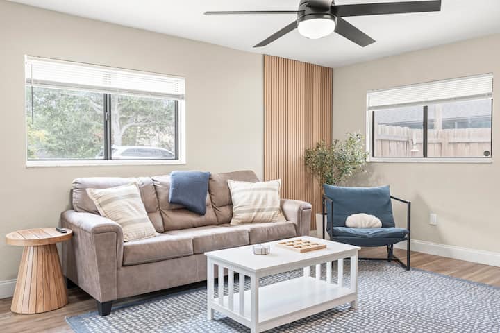 Coastal Bungalow- 5 Minutes To The Port! - Cape Canaveral, FL