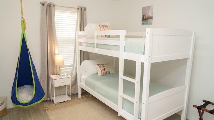 Dvokrevetni krevet na kat i dječja ljuljačka.