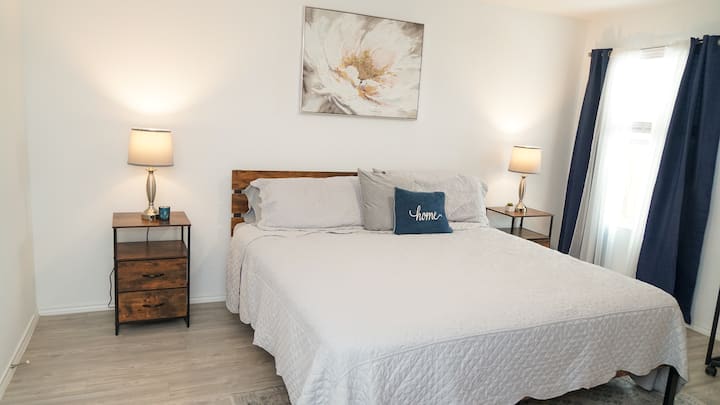 Bračni krevet, 55-inčni TV s Netflixom, privatna kupaonica i garderoba.