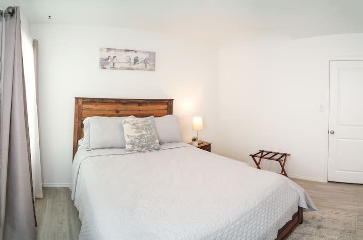 Iznimno udoban bračni krevet i garderoba.