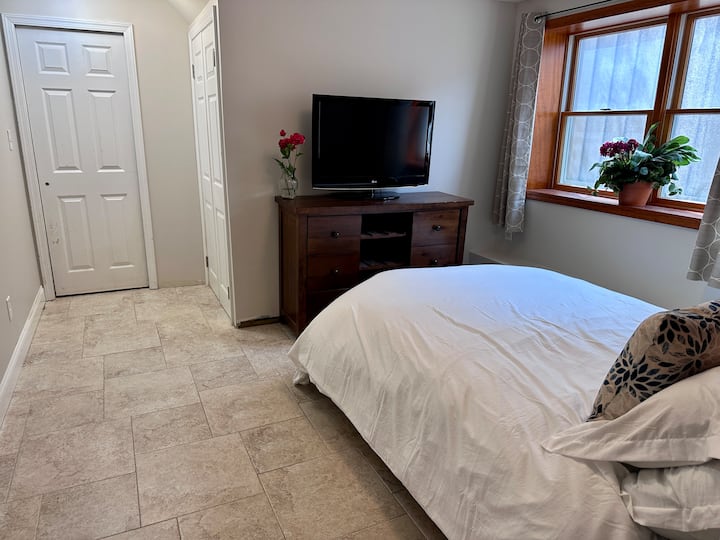 Este dormitorio en el sótano tiene un baño privado.