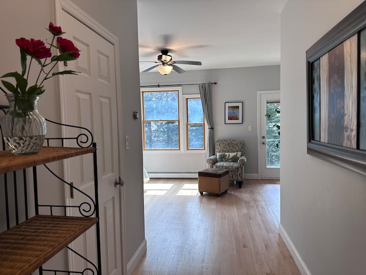 Dormitorio principal con baño privado, vestidor amplio y puerta al patio trasero.