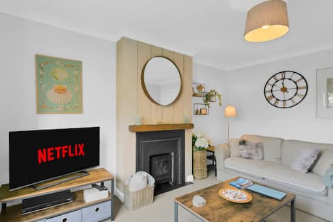 Top Airbnb: Beach 10 min walk - village shops & eats 2 mins. in Milford On Sea