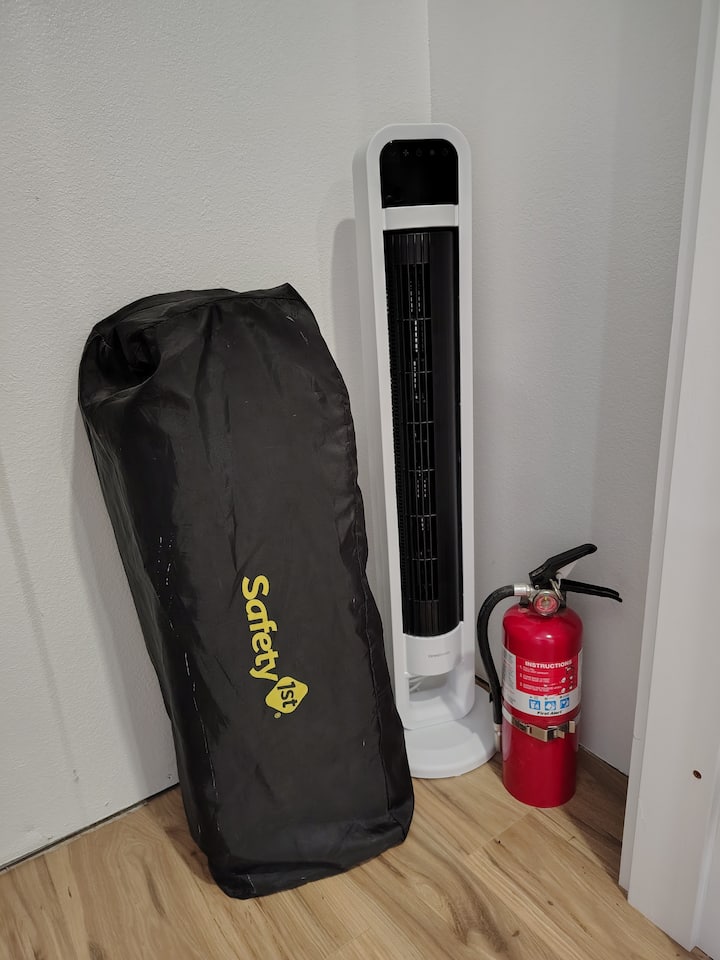 prijenosni krevetić, aparat za gašenje požara i ventilator