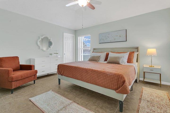 Retírate a la comodidad de la suite principal, donde un colchón nuevo y ropa de cama fresca prometen una noche de sueño reparador. El baño privado en suite está equipado con toallas suaves y todos los elementos básicos, lo que facilita la relajación y la renovación. 