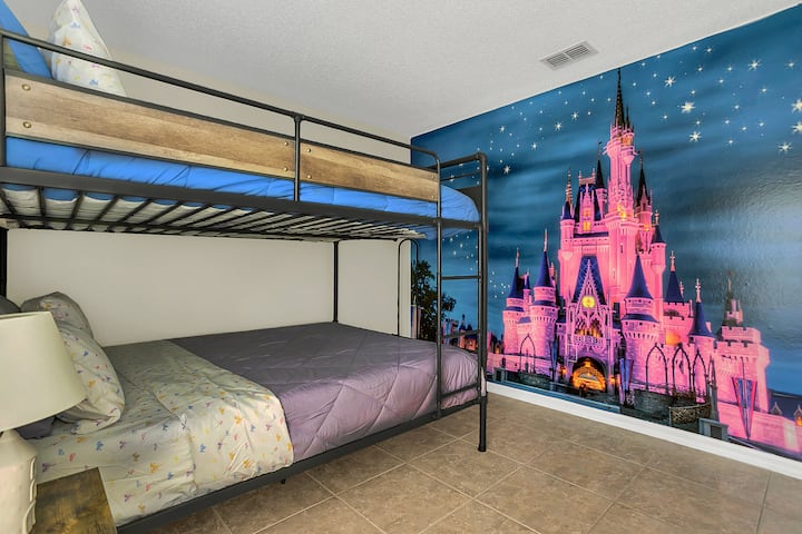 Deja que los más pequeños se instalen en su propio refugio acogedor en nuestra habitación temática para niños, con un colchón completamente nuevo, ropa de cama fresca y almohadas adicionales para una máxima comodidad.  Es el lugar perfecto para contar cuentos antes de acostarse después de un día de aventuras.