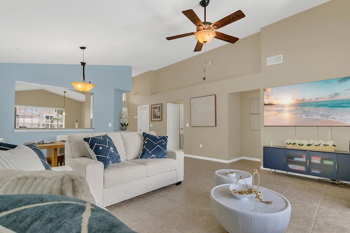 Entra en una sala de estar luminosa y espaciosa con sofás nuevos y ultra cómodos, perfectos para descansar. El diseño abierto mantiene a todos conectados. Ya sea que estés disfrutando de una noche de juegos o simplemente relajándote, este espacio espacioso está diseñado para la unión.