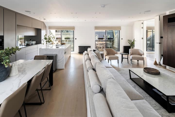 Spectacular Mayfair Penthouse with Sky Views